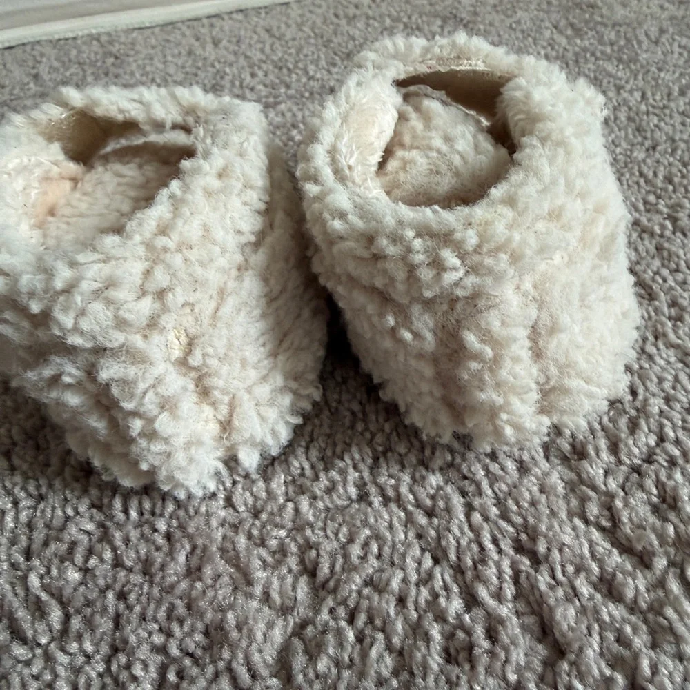 UGG Baby Bixbee Cream Sherpa faux fur Slip-Ons slippers crib shoes size 4/5